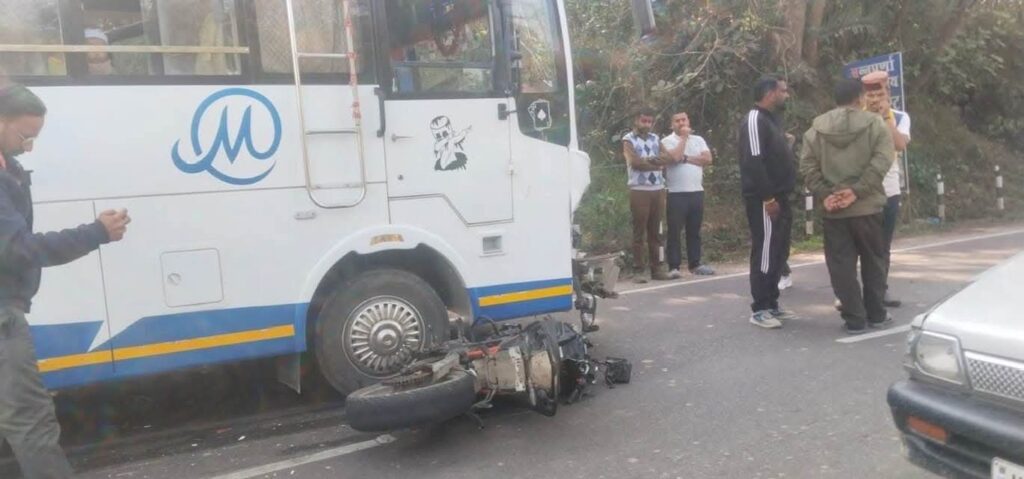 Bus की चपेट में आई बाइक; युवक की मौत, युवती घायल