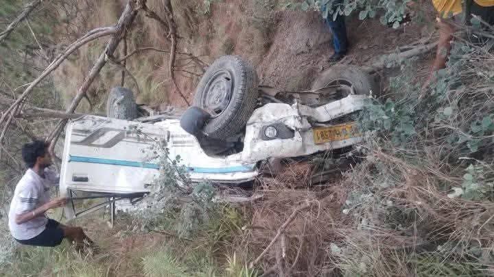 खाई में गिरी बोलेरो; एक ही गांव के सात लोगों की Death