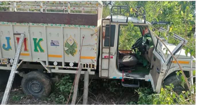 Road धंसने से खाई में गिरी जीप, चालक की मौत