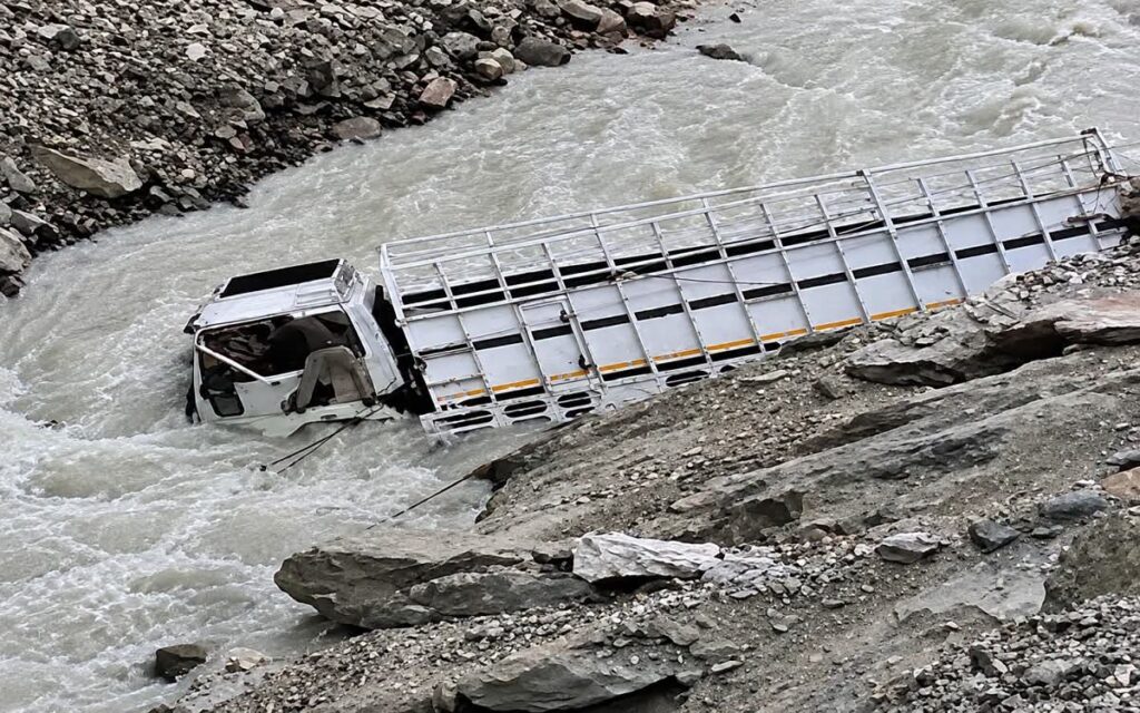 Road से फिसल कर नाले में गिरा ट्रक, पिता-पुत्र की मौत