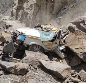 Jeep पर गिरीं चट्टानें, छह माह के बच्चे समेत 13 की मौत