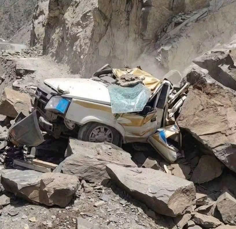 Jeep पर गिरीं चट्टानें, छह माह के बच्चे समेत 13 की मौत