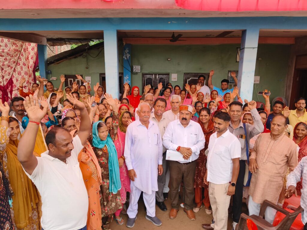 APMC कांगड़ा के अध्यक्ष निशु मोंगरा ने धमेड में किया हैंडपंप का शुभारंभ