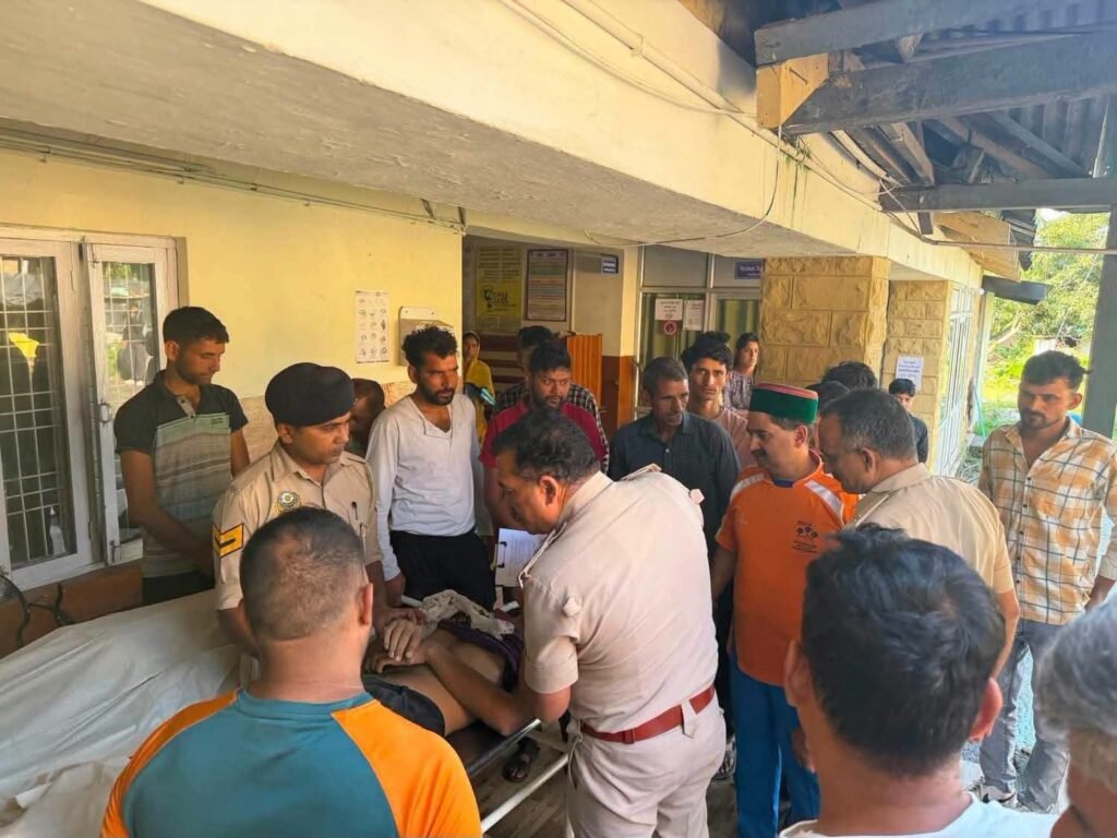 Accident : खाई में गिरी बाइक, तीन युवकों की गई जान