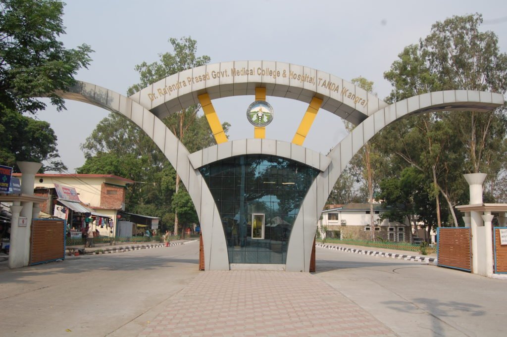 स्प्रे करते समय युवक (Youth) की बिगड़ी तबीयत